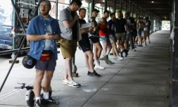 La file d'attente, dimanche 17 juillet 2022, devant un site de vaccination contre la variole du singe, dans un lycée de Brooklyn, à New York
