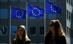 Des femmes posent devant des drapeaux de l'Europe à Bruxelles le 5 mai 2018