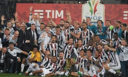 Les joueurs de la Juventus Turin posent avec le trophée après avoir remporté la Coupe d'Italie contre l'AC Milan, le 9 mai 2018 à Rome 