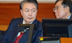 Le président sud-coréen Yoon Suk Yeol (à gauche) pendant son procès en destitution devant la Cour constitutionnelle à éoul, le 20 février 2025