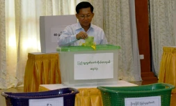 Le chef de l'armée birmane, le général Min Aung Hlaing, vote le 8 novembre 2015 à Naypyidaw