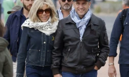 Le président Emmanuel Macron et son épouse Brigitte Macron se promènent le long de la plage au Touquet, le 29 juin 2024 dans le Pas-de-Calais