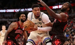 La star des Bucks Giannis Antetokounmpo (c) face aux Bulls, le 27 décembre 2025 à Chicago