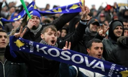 Des supporters du Kosovo encouragent leur sélection lors d'un match amical contre Haïti, le 5 mars 2014 à Mitrovica