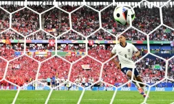 Le dĂ©fenseur anglais Trent Alexander-Arnold cĂ©lĂšbre la qualification de son Ă©quipe pour les demi-finales de l'Euro-2024 aprĂšs avoir inscrit le tir au but de la qualification face Ă la Suisse, lors du quart de finale Ă DĂŒsseldorf, en Allemagne, le 6 juillet 2024