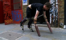 Capture d'écran d'une vidéo de l'AFP TV de "l'homme-chèvre" dans une rue de Londres le 13 août 2015