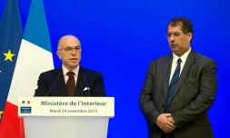 Le ministre de l'Intérieur Bernard Cazeneuve et le président du CFCM, Anouar Kbibech à Paris, le 224 novembre 2015