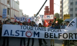 Des employés d'Alstom manifestent contre la fermeture de leur usine à Belfort, devant le siÚge du groupe à Saint-Ouen, le 27 septembre 2016