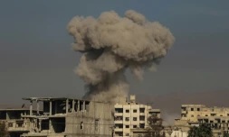 Photo d'une colonne de fumée émanant de la localité de Hazeh, dans l'enclave rebelle de la Ghouta orientale, en banlieue de Damas, à la suite de bombardements attribués au régime syrien, le 15 mars 2018