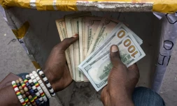Des francs congolais sur un marché de Kinshasa, le 11 août 2021 en RDC