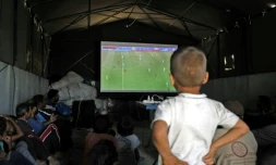 Des déplacés syriens regardent une rencontre du Mondial-2018 de football, le 17 juin dans la province de Raqa