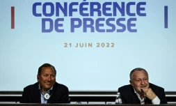 Le président lyonnais Jean-Michel Aulas (à droite) et le milliardaire américain John Textor au siège de l'OL à Décines, le 21 juin 2022  