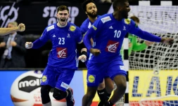 Les Bleus fêtent le but égalisateur lors du match nul 25-25 face à l'Allemagne lors du Mondial à Berlin le 15 janvier 2019