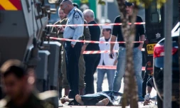 Les forces de sécurité israéliennes autour du corps du Palestinien abattu pour avoir tenté une attaque le 24 décembre 2015 près d'Hébron 