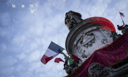 Une foule célèbre l'arrivée en tête surprise du Nouveau Front Populaire (NFP) au second tour des élections législatives, le 7 juillet 2024 place de la République à Paris 
