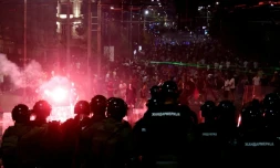 Des policiers anti-émeutes face à des manifestants hostiles au gouvernement à Belgrade le 15 août 2025 