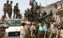 Des séparatistes du sud du Yémen posent devant un char confisqué sur une base militaire gouvernementale à Aden, le 10 août 2019