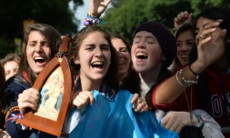 Des pèlerins attendent avec impatience le pape François à Rio de Janeiro, le 27 juillet 2013