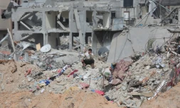 Un Palestinien assis dans les décombres d'une maison détruite par un bombardement israélien sur Khan Younès, dans le sud de la bande de Gaza, le 6 mars 2024