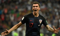 L'attaquant croate Mario Mandzukic exulte après avoir marqué le second but des siens contre l'Angleterre en prolongation de la demi-finale du Mondial, le 11 juillet 2018 à Moscou  