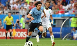 L'avant-centre de l'Uruguay Edinson Cavani devant le Saoudien Abdullah Otayf au Mondial, le 20 juin 2018 à Rostov