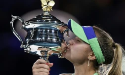 L'Américaine Sofia Kenin embrasse le trophée après avoir remporté l'Open d'Australie au détriment de l'Espagnol Garbine Muguruza, le 1er février 2020 à Melbourne  