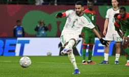 L'attaquant de l'Algérie Riyad Mahrez a inscrit un penalty contre le Burkina Faso lors de la deuxiÚme journée de la phase de groupes de la Coupe d'Afrique des nations le 28 décembre 2025 à Rabat