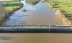 Vue aérienne d'un pont sur la Loire le 19 janvier 2024 à Saint-Georges-sur-Loire (Maine-et-Loire) dans l'ouest de la France