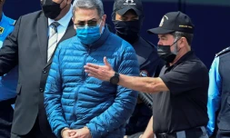 L'ex-prĂ©sident du Honduras Juan Orlando Hernandez escortĂ© sur une base de l'armĂ©e Ă Tegucigalpa avant d'embarquer dans un avion pour ĂȘtre extradĂ© vers les Etats-Unis, le 21 avril 2022