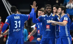 Les joueurs de l'équipe de France savourent leur succès sur la Croatie pour leurs débuts à l'Euro à Szeged, le 13 janvier 2022