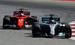 Le Britannique Lewis Hamilton (Mercedes) devant l'Allemand Sebastien Vettel (Ferrari) lors du GP des Etats-Unis de F1, le 22 octobre 2017 à Austin