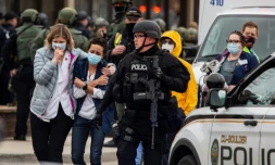 Du personnel mĂ©dical Ă©vacuĂ© du supermarchĂ© oĂč est survenue une fusillade, Ă Boulder dans le Colorado, le 22 mars 2021