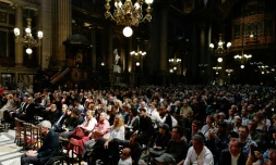 Les fans de Johnny Hallyday à l'eglise de La Madeleine à Paris le 15 juin 2018