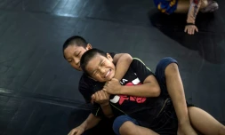 Deux jeunes garçons s'entraînent aux arts martiaux mixtes (MMA) à Chengdu en chine, le 2 juin 2017