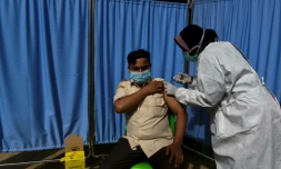 Un soignant administre le vaccin Sinovac contre le Covid-19 à des fonctionnaires, lors d'une vaccination de masse à Banda Aceh, en Indonésie, le 3 juin 2021