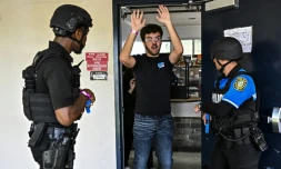 Des policiers participent à une simulation de fusillade dans une école d'Hialeah, en banlieue de Miami, le 3 août 2022