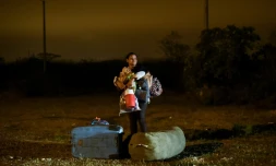 Des migrants vénézuéliens traversent la frontière entre l'Equateur et le Pérou le 25 août 2018