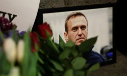Des photos et des fleurs sont déposées en hommage à Alexeï Navalny devant l'ambassade russe au Royaume-Uni, le 16 février 2024 à Londres