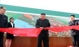 Le dirigeant nord-coréen Kim Jong Un inaugure une usine d'engrais à Sunchon (Corée du Nord) le 1er mai 2020, sur une photo transmise par l'agence de presse nord-coréenne KCNA le 2