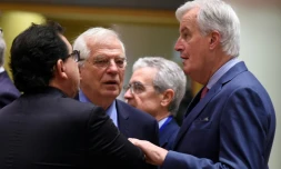 Le négociateur en chef de l'UE pour le Brexit, Michel Barnier (d) parle avec le ministre espagnol des Affaires étrangères et de l'UE Josep Borrell (c) à Bruxelles, le 19 novembre 2018