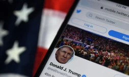 (ARCHIVES) Photo d'arcives prise le 10 août 2020 du compte Twitter du président Donald Trump, suspendu indéfiniment vendredi