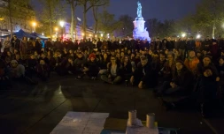 Des centaines de personnes assistent à l'Assemblée générale du mouvement citoyen Nuit Debout, place de la République à Paris le 2 mai 2016