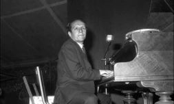 Le pianiste de jazz français Claude Bolling se produit lors d'un concert à Alfortville (Val-de-Marne) en 1966