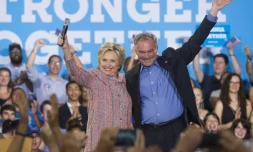 La candidate démocrate Hillary Clinton et le sénateur démocrate de Virginie Tim Kaine, le 14 juillet 2016 à Annandale (Virginie)