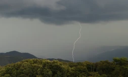 Un éclair au-dessus de la vallée du Taravo, en Corse-du-Sud, le 11 août 2022