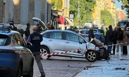 Des policiers sur les lieux où un conducteur a renversé et blessé huit personnes, le 16 mai 2026 à Modène, dans le nord de l'Italie  