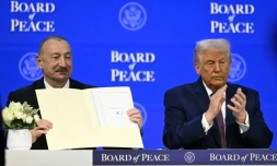 Le président de l'Azerbaïdjan Ilham Aliyev (à gauche) et son homologue américain Donald Trump, le 22 janvier 2026 à Davos (Suisse)