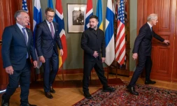 (De g. à d.) L'envoyé spécial américain Steve Witkoff, le président finlandais Alexander Stubb, le président ukrainien Volodymyr Zelensky et le Premier ministre norvégien Jonas Gahr StÞre avant une réunion consacrée à la situation en Ukraine, le 20 octobre 2026, à Oslo