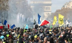 Manifestation de "gilets jaunes" sur les Champs Elysées, à Paris, le 16 mars 2019