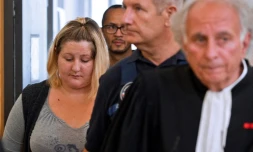 Cécile Bourgeon (G), la mère de la petite Fiona décédée, et son avocat Gilles-Jean Portejoie (D) le 5 septembre 2016 à Riom, dans le centre de la France